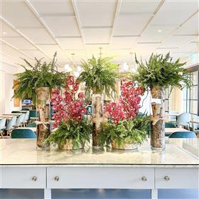 fwthumbHotel restaurant flowers The Runnymede Hotel Lilys Flowers Lightwater.jpg